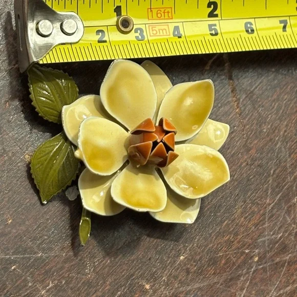 1960s enamel painted large light mustard yellow flower pin - Picture 5 of 5